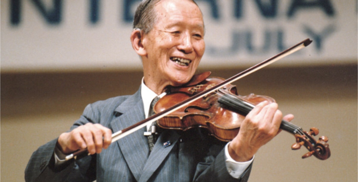 Việc được có cơ hội nghe nhạc từ sớm đã giúp Suzuki nuôi dưỡng tình yêu với lĩnh vực này